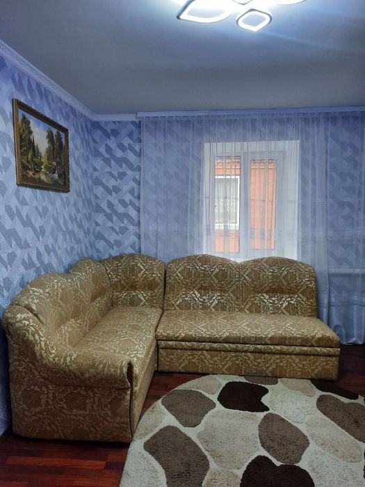 Диван угловий у вітальню