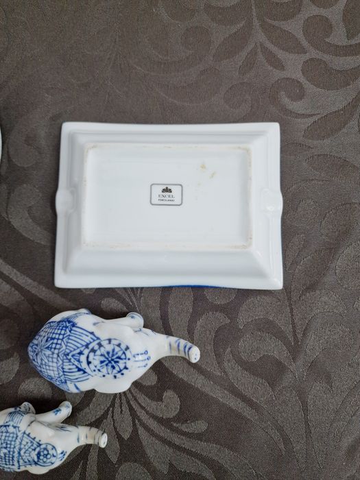 Conjunto em porcelana Pote Cinzeiro e  3 Estatuetas
