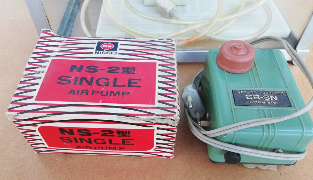 Aquário com bomba de ar e alguns acessórios