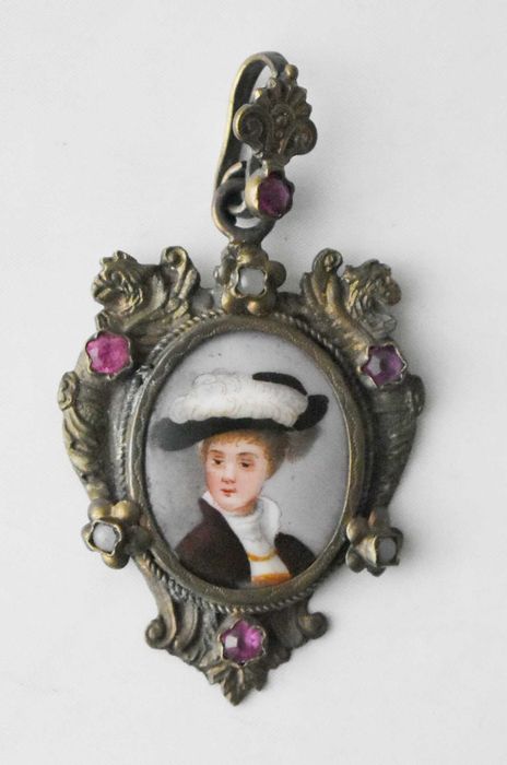 Starodawny    wisior "Kobieta w kapeluszu"