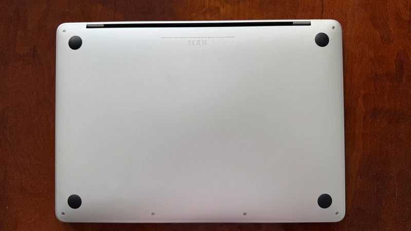 MacBook Pro 2022 M2 / 8 GB RAM / 256 GB SSD