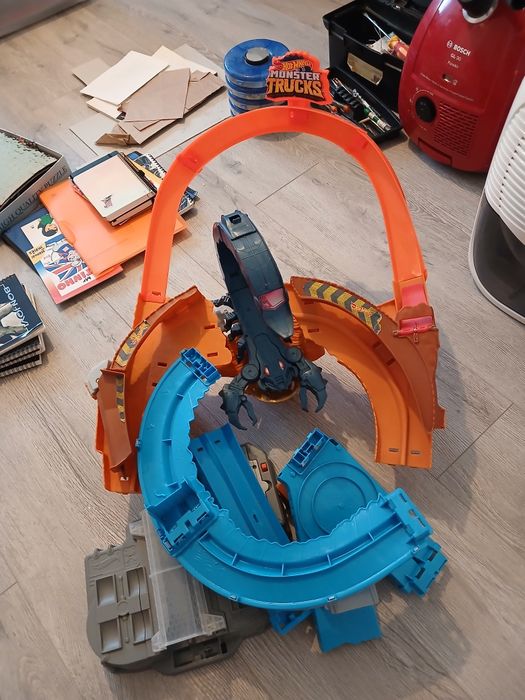 Pista hot wheels monster trucks
