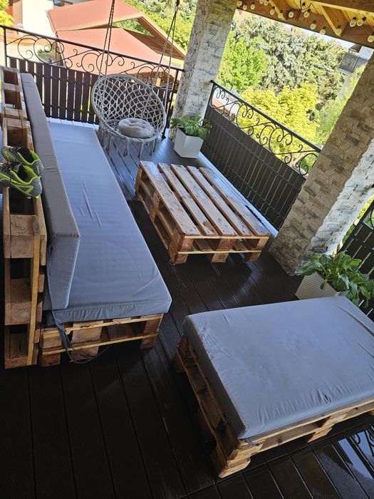 Meble z palet z gąbkami i pokrowcami