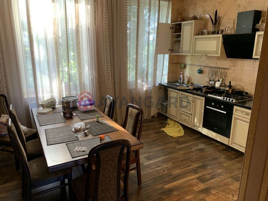 Продам 3 кімнатну сталінку в центрі