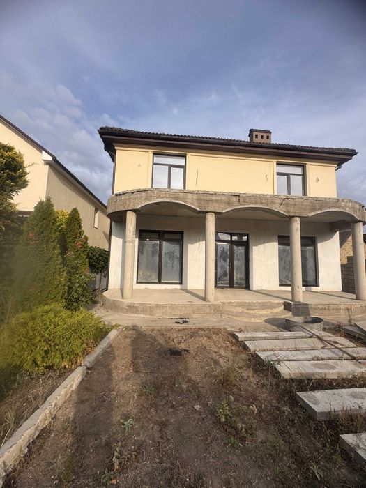 Червоный Хутор ,Центральная улица. 2 этажа, подвал.5 соток