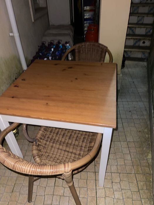 Mesa de madeira com 2 cadeiras