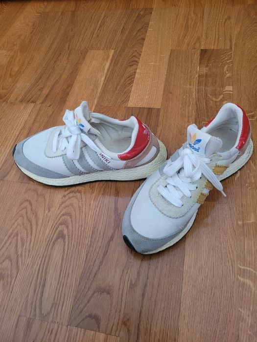 Ténis Adidas modelo INIKI