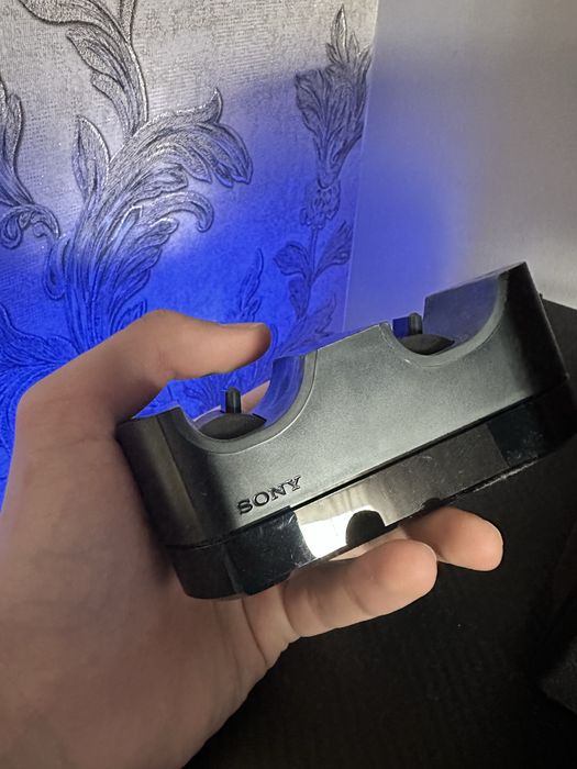 2 джойстика с зарядной станцией Dualshock 4
