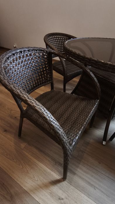 Stół ogrodowy z krzesłami.