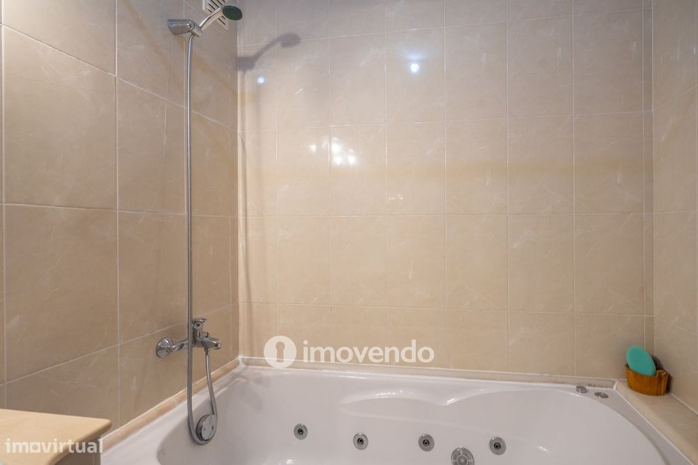 Apartamento T2 com estacionamento e terraço, em Vialonga
