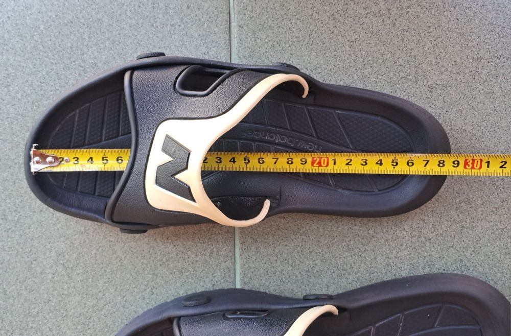 Продам оригінальні шльопки New Balance