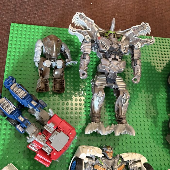 различные фигурки трансформеров из серии фильмов