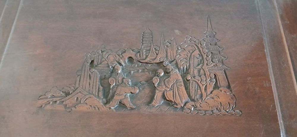 Arca de madeira com motivos orientais