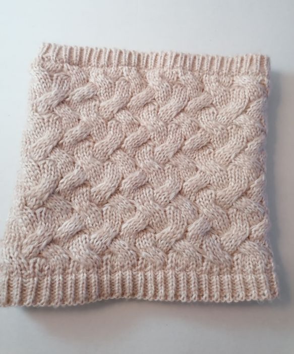 Gola em lã e forrada 35 x 35 cm