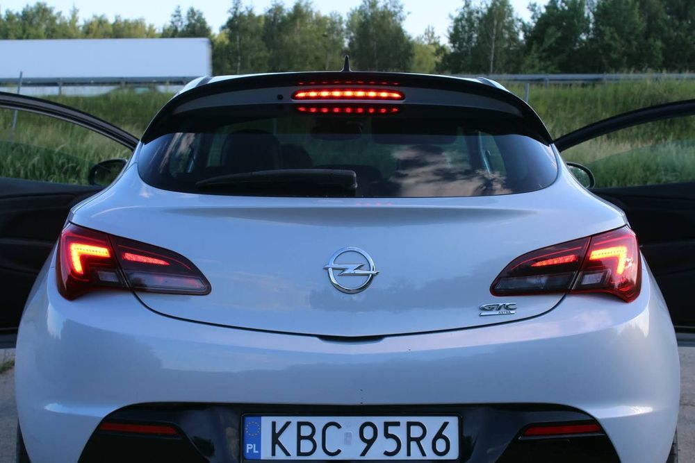 Opel Astra Opel Astra J GTC 1.6T Sport 180KM Mineralweiss