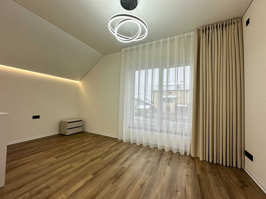 Продається просторий будинок з сучасним ремонтом в Крихівцях.