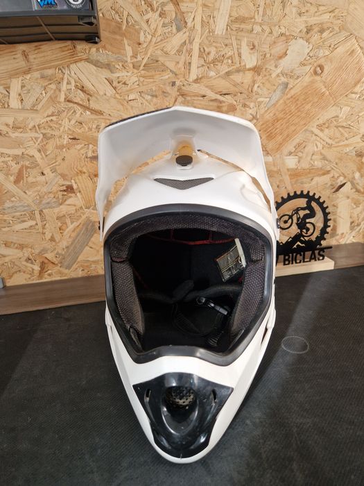 Capacete sixsixone
