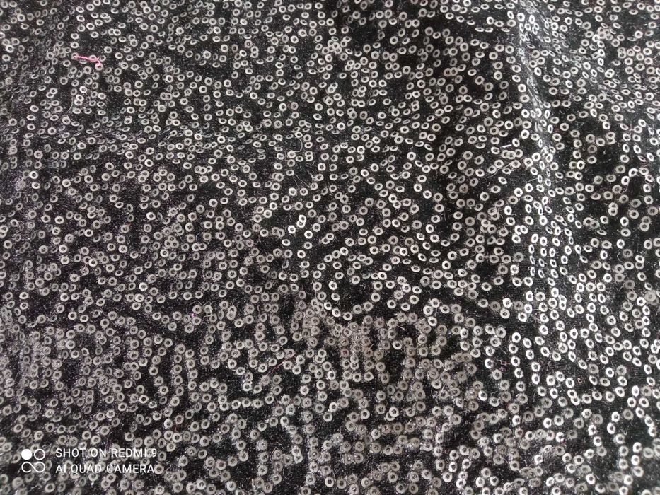 Vestido de cerimónia/festas, em preto, c/ lantejoulas e costas abertas