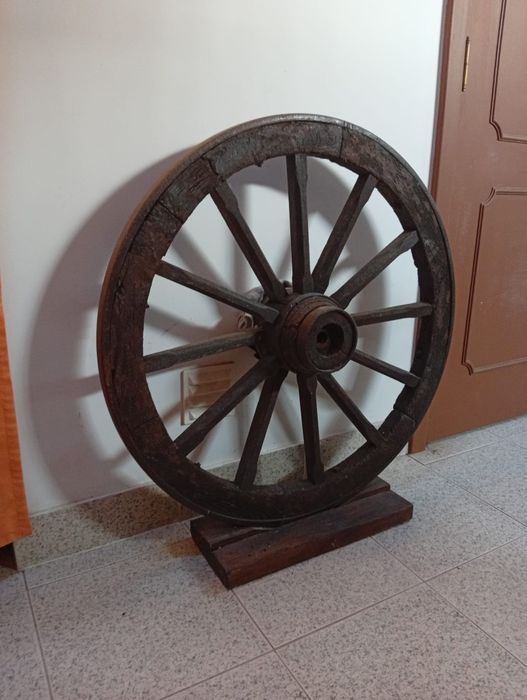 Roda de carroça  antiga