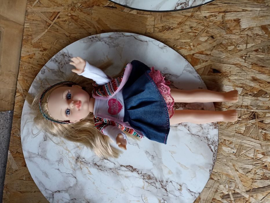 Bardzo ładna stan jak nowa Mówiąca i śpiewahąca lalka 38 cm