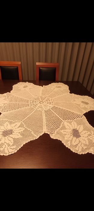 Toalha em croché com 70cm de tampo fora os bicos,em ótimo estado.