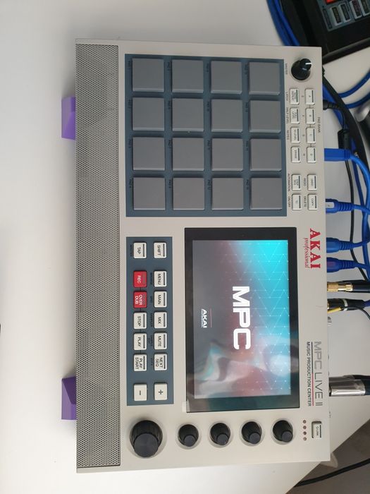 AKAI MPC Live 2 Retro Edition + Expansions