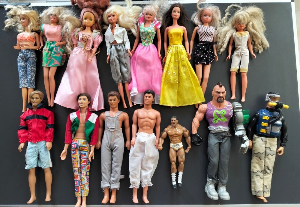 Várias bonecas e bonecos