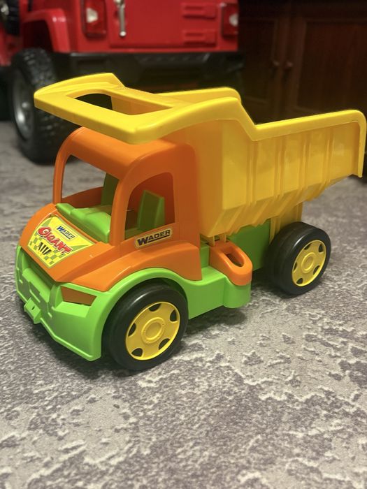 Вантажівка - самоскид Wader Gigant
