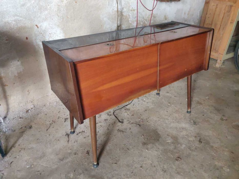 Móvel gira discos  com amplificador