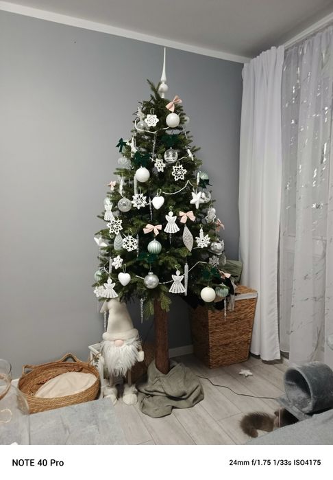 Choinka sztuczna na naturalnym pniu