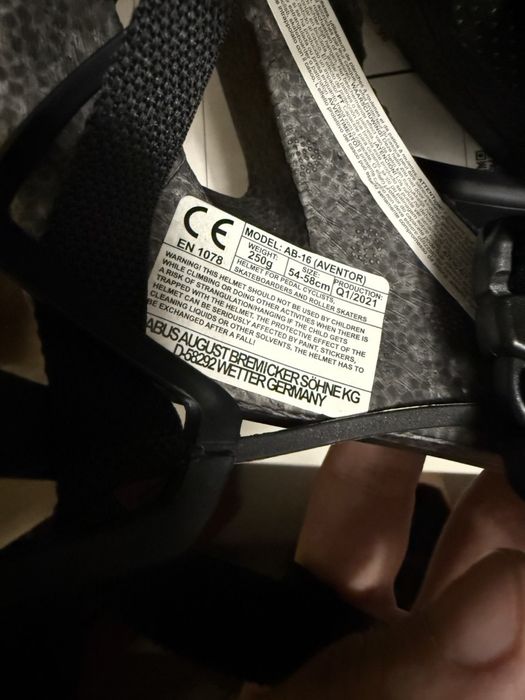 Шолом abus aventor velvet black. М (54-58)