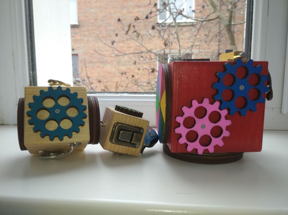 Дерев'яний бізікубик для дітей та малюків