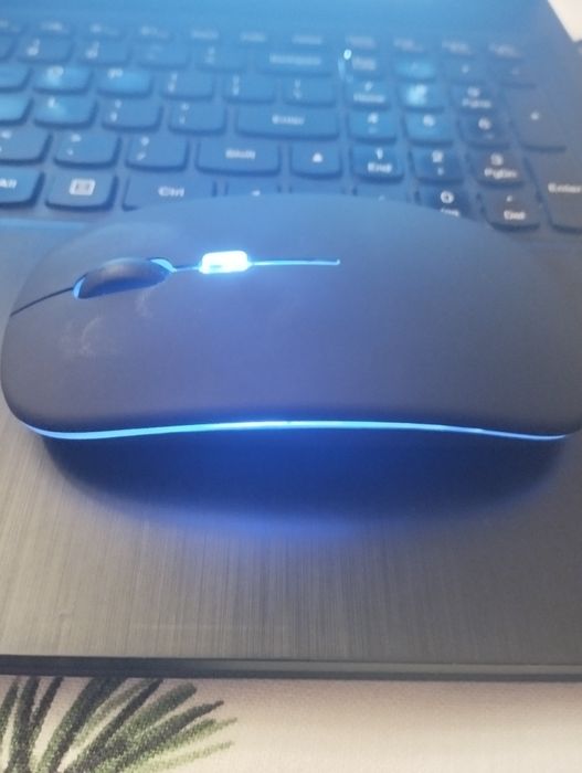 Myszka bezprzewodowa podświetlana.