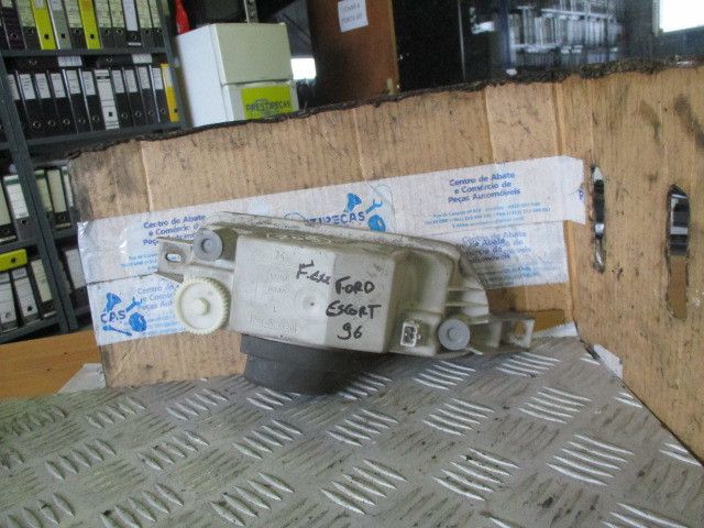 Farol nevoeiro frente esquerdo FORD Escort VI Sedan (GAL, AFL)