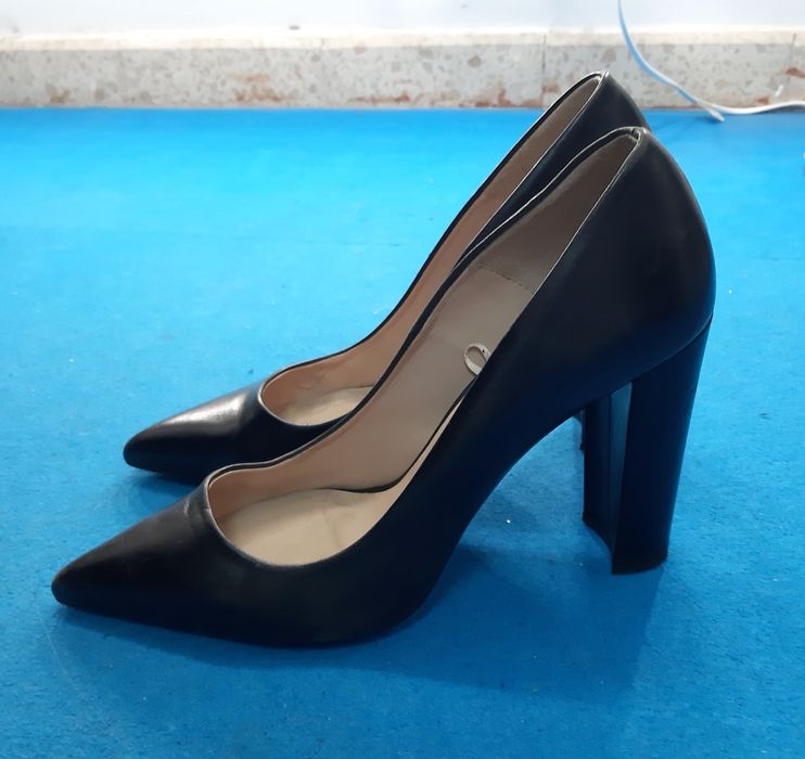 Sapatos clássicos de salto alto