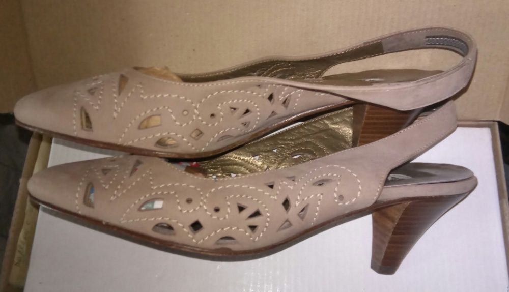 Продам туфли-босоножки.