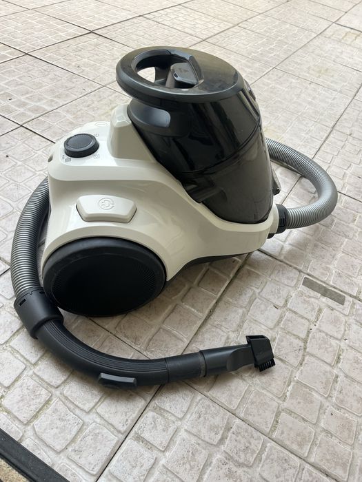 O aspirador é um modelo da série AEG LX5-2,