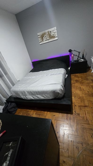Cama de casal c/ mesas de cabeceira