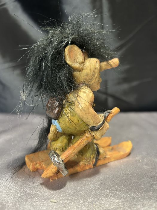 Figurka Trolla na Nartach z Plecaczkiem – Norweska Pamiątka