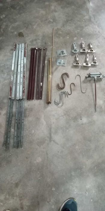 Calhas, molas , molas de portas, varetas e ganchos