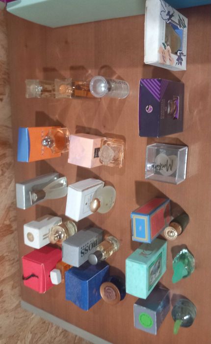 miniaturas perfumes  e expositores e fasciculos