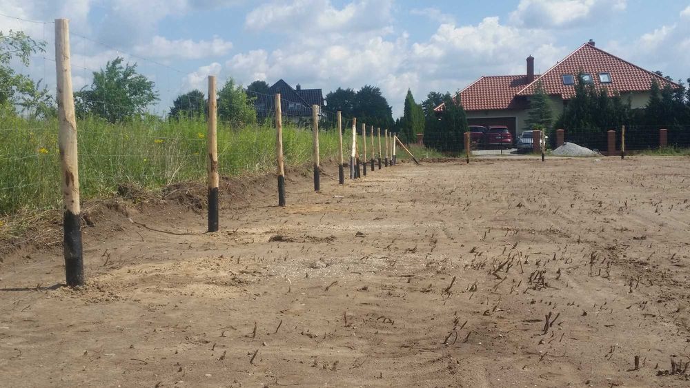 słupki,kołki ,stemple,ogrodzenie tymczasowe budowlane,siatka leśna