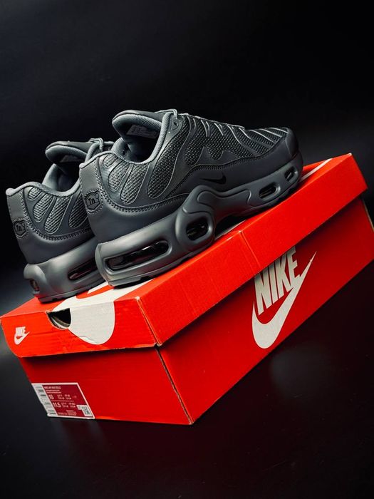 Nike 95 TN Plus Gray чоловічі весінні кросівки сірі / Найк 95 ТН Плюс