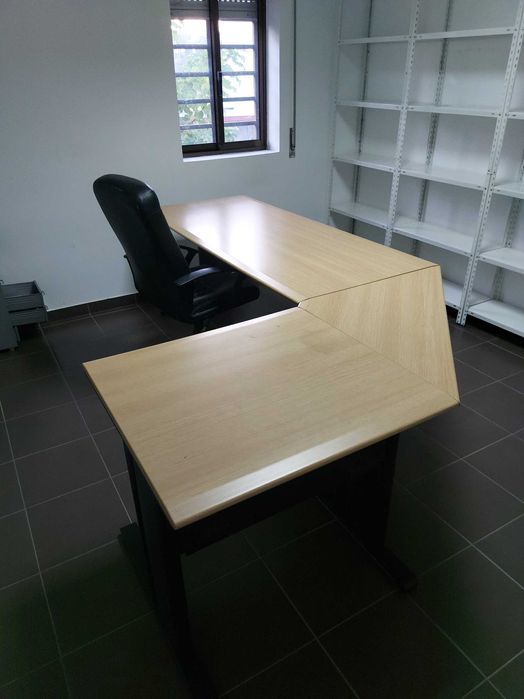 Secretária Metálica em L - Acabamento Madeira