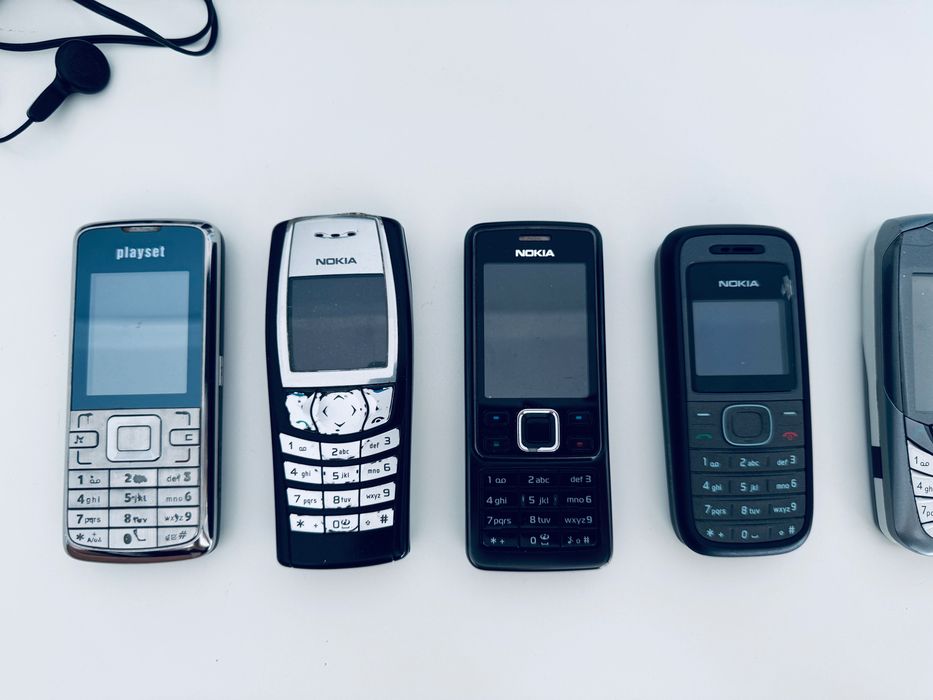 Zestaw kolekcjonerskich telefonów komórkowych Nokio, Siemens, Huawei