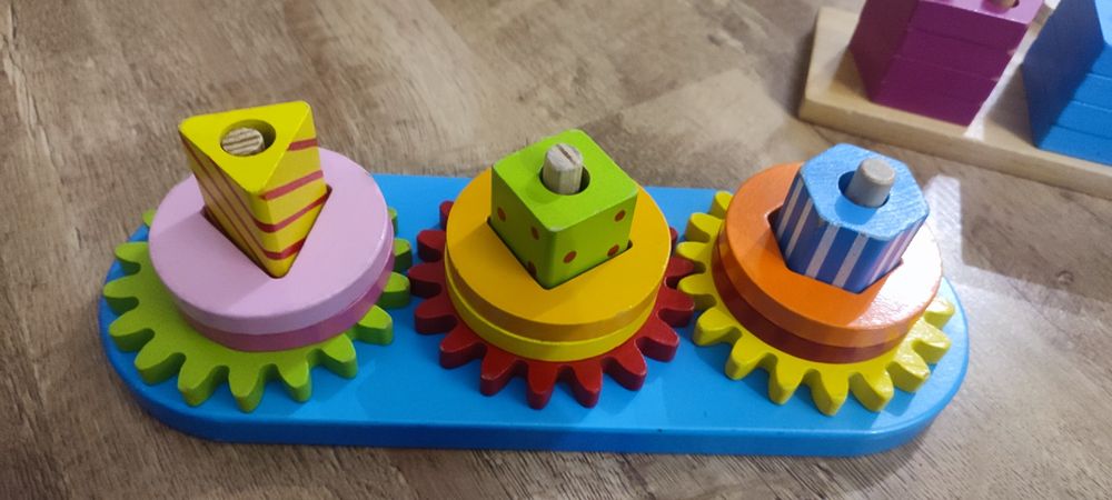 Zestaw drewnianych układanek