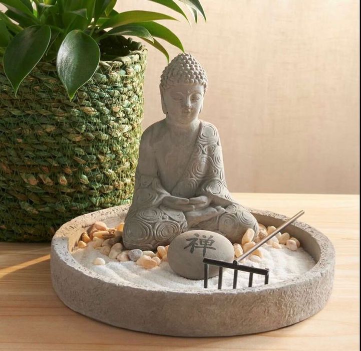 дзен-сад (Zen Garden) с фигурой Будды
