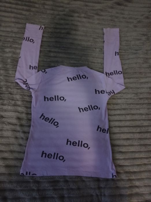 водолазка з написами "hello,"