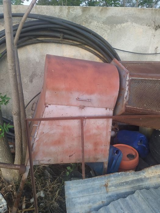 Vendo um crivo elétrico e uns garfos de paletes