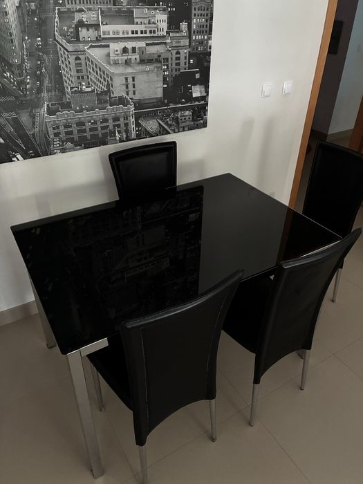 Mesa de Jantar Moderna com 4 Cadeiras